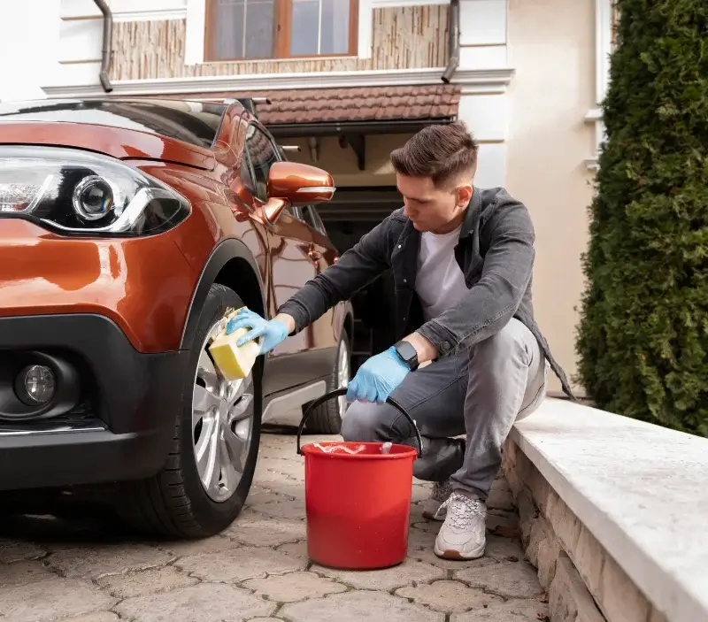Lavage auto à domicile Oursbelille : professionnel intervenant sur un véhicule